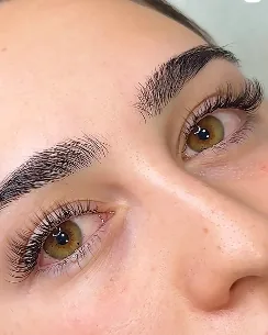 Pestañas y cejas perfiladas en Khloe's